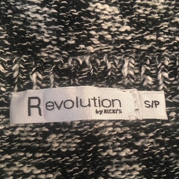 🌸Revolution  by Ricki’s sweater. - Picture 4 of 5